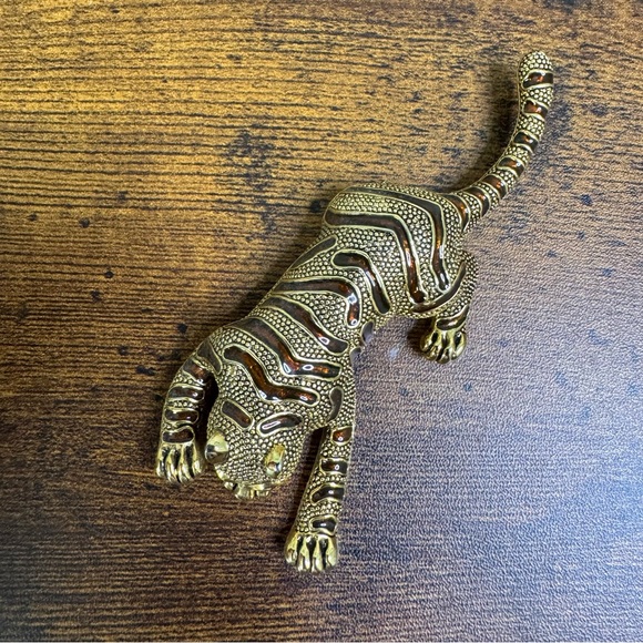 Crouching Tiger Brooch Gold and Brown Enamel Stripe 4.25 Inch Vintage 1980’s - Picture 4 of 10